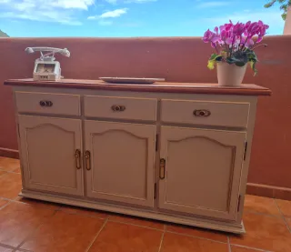 Aparador de madera renovado