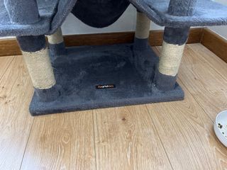 Rascador para gatos con hamaca y túnel.