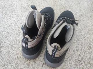 Botas de montaña Quechua WATERPROF. beige y negras