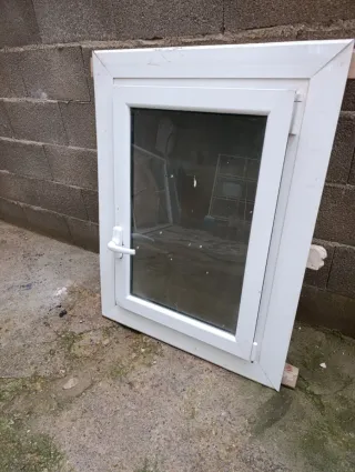 Ventana blanca de aluminio