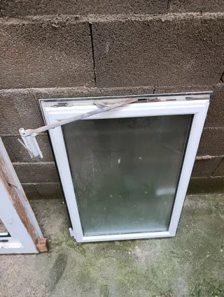 Ventana blanca de aluminio