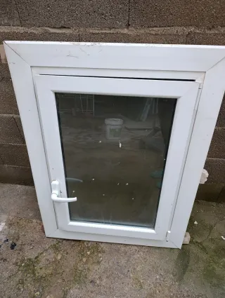 Ventana blanca de aluminio