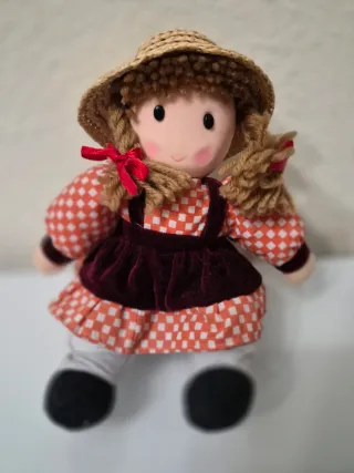 Muñeca de trapo con vestido y sombrero