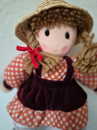 Muñeca de trapo con vestido y sombrero