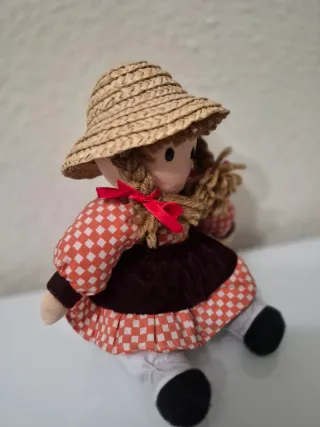 Muñeca de trapo con vestido y sombrero