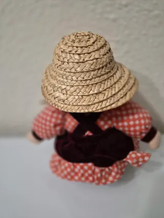 Muñeca de trapo con vestido y sombrero