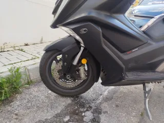 Maxi Scooter Negra PK 550