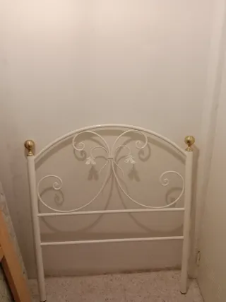 Cabecero de forja blanco con detalles dorados