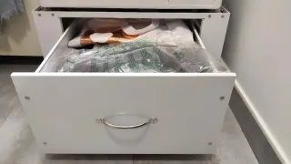 Soporte para lavadora blanco, con cajón inferior.