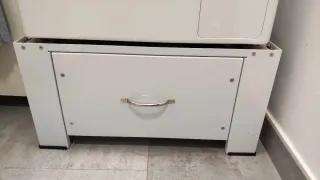 Soporte para lavadora blanco, con cajón inferior.