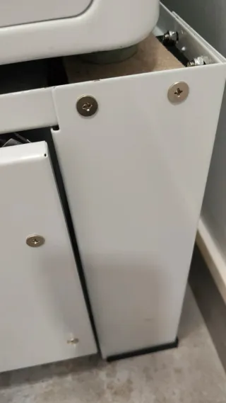 Soporte para lavadora blanco, con cajón inferior.