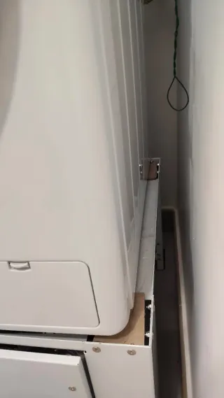 Soporte para lavadora blanco, con cajón inferior.