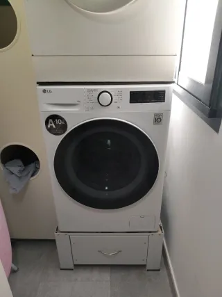 Soporte para lavadora blanco, con cajón inferior.