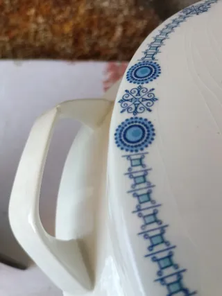 Vajilla Pontesa azul y blanca incompleta