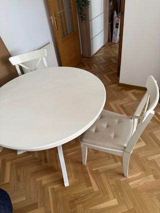 Mesa redonda Ikea LIATORP + 4 sillas INGOLF