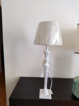 Lámpara de pie alta sin estrenar. Mide 65cm.
