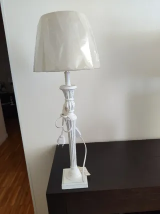 Lámpara de pie alta sin estrenar. Mide 65cm.