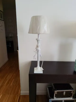 Lámpara de pie alta sin estrenar. Mide 65cm.