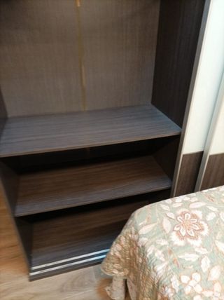 Armario puertas correderas madera y cristal