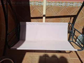 Columpio con toldo y cojines