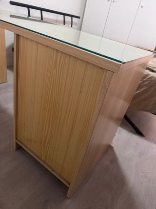 Escritorio de madera con tapa de cristal