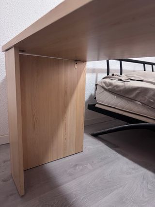 Escritorio de madera con tapa de cristal