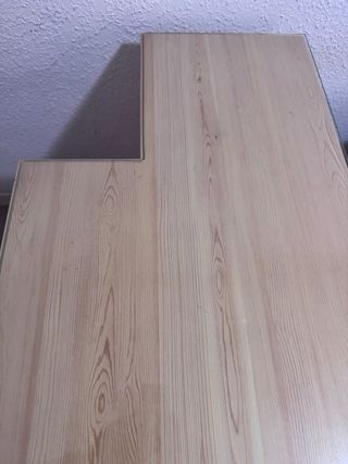 Escritorio de madera con tapa de cristal