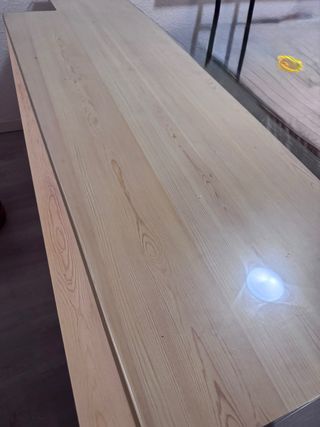 Escritorio de madera con tapa de cristal