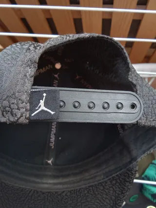 Gorra Jordan Gris y Dorada