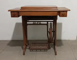 Máquina de coser Alfa antigua con mueble