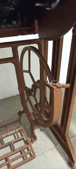 Máquina de coser Alfa antigua con mueble