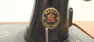 Máquina de coser Alfa antigua con mueble