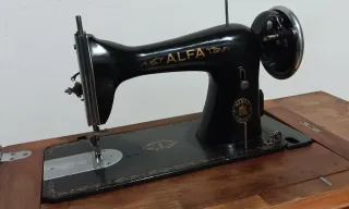 Máquina de coser Alfa antigua con mueble