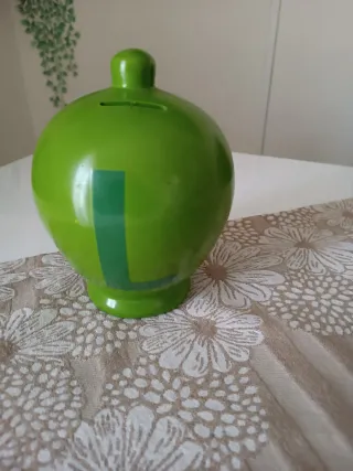 Salvadanaio verde con lettera L