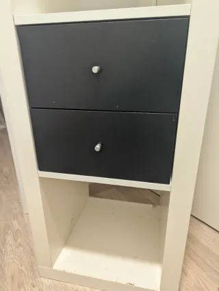 Estantería alta blanca y negra