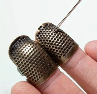 Dedal de costura para proteger dedo y uña