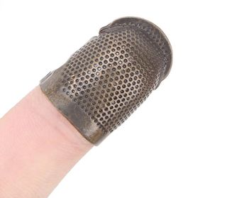 Dedal de costura para proteger dedo y uña