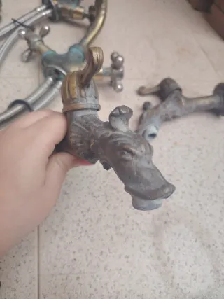 Conjunto grifería dorada metal