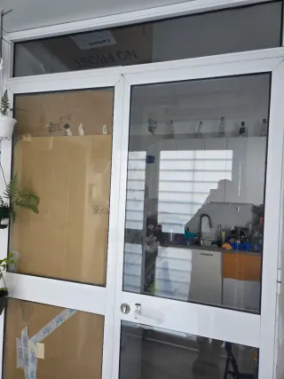 Puerta de cristal y aluminio