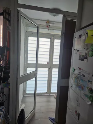 Puerta de cristal y aluminio