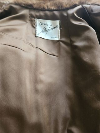 Elegante chaquetón de piel marrón