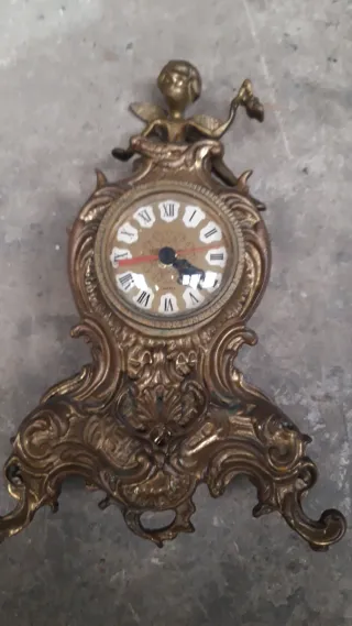 Reloj de bronce antiguo con figura de ángel