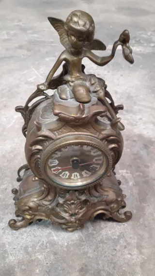 Reloj de bronce antiguo con figura de ángel