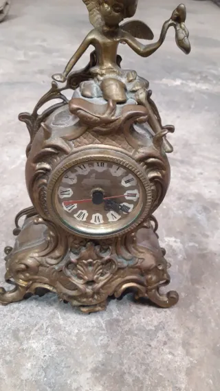 Reloj de bronce antiguo con figura de ángel