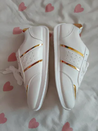 Zapatillas blancas y doradas