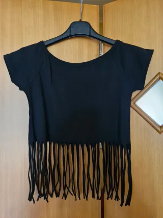 Top corto nero con frange