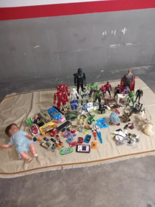 Lote de muñecos y juguetes