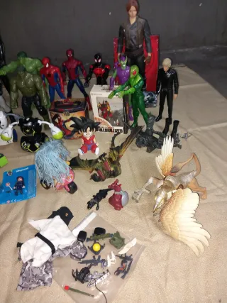 Lote de muñecos y juguetes