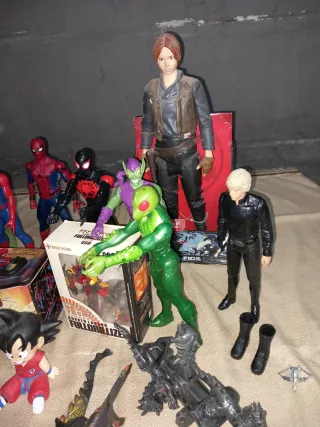 Lote de muñecos y juguetes