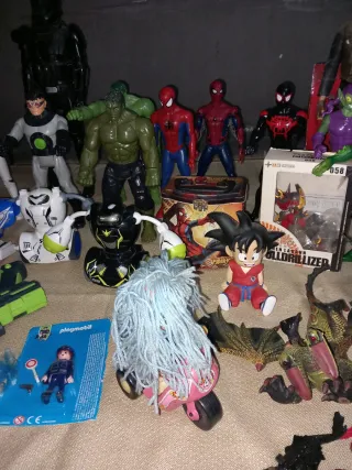 Lote de muñecos y juguetes